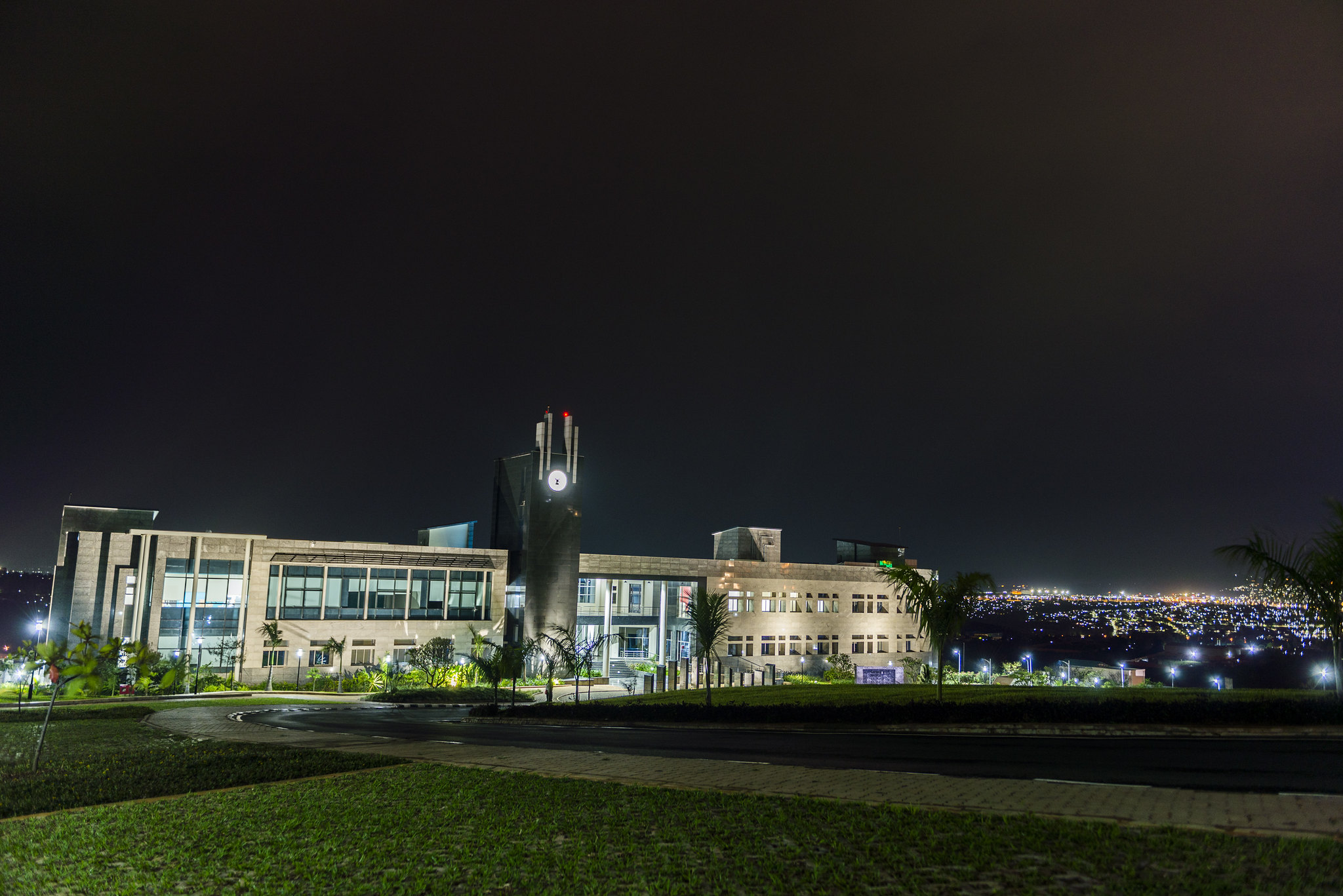 Vue de la façade en soirée