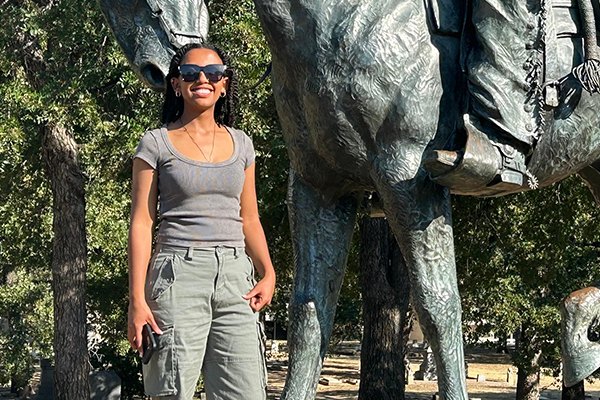 Mamo by a statue